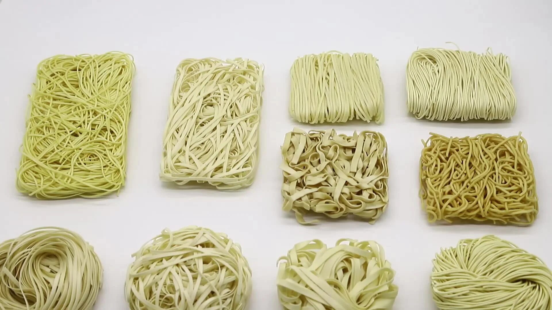 Лапша квадратиками. Лапша закрученная. Домашняя лапша квадратиками. Лапша крупная. Лапша быстрого приготовления на белом фоне.