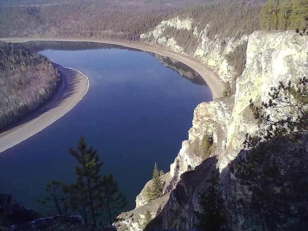 Самая большая сибирская река. Река Лена. Реки России Лена. Сибирская река Лена. Долина реки Лена.