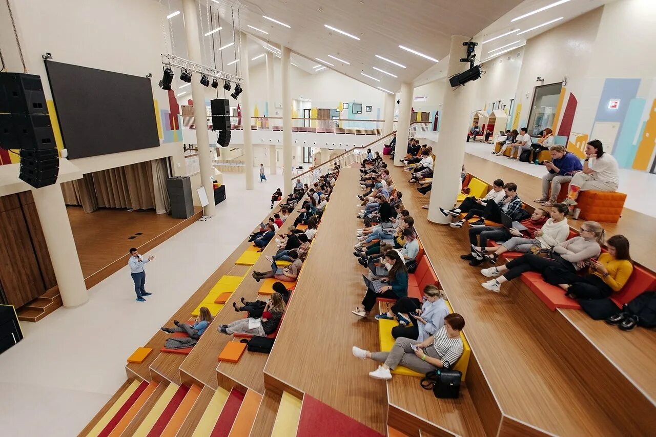 Современные школьники. Новая школа в арт сити казань. Ученик 9 класса. Улица липчанского в москве школа 2048. Гимназия 175 казань новая школа внутри.