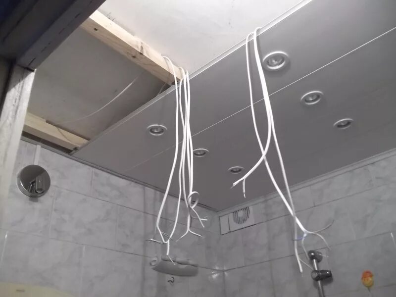 Электрика в ванной комнате. Электрика в ванную комнату. Наружная проводка в ванной комнате. Проводка в ванной. Электрика в ванную комнату.