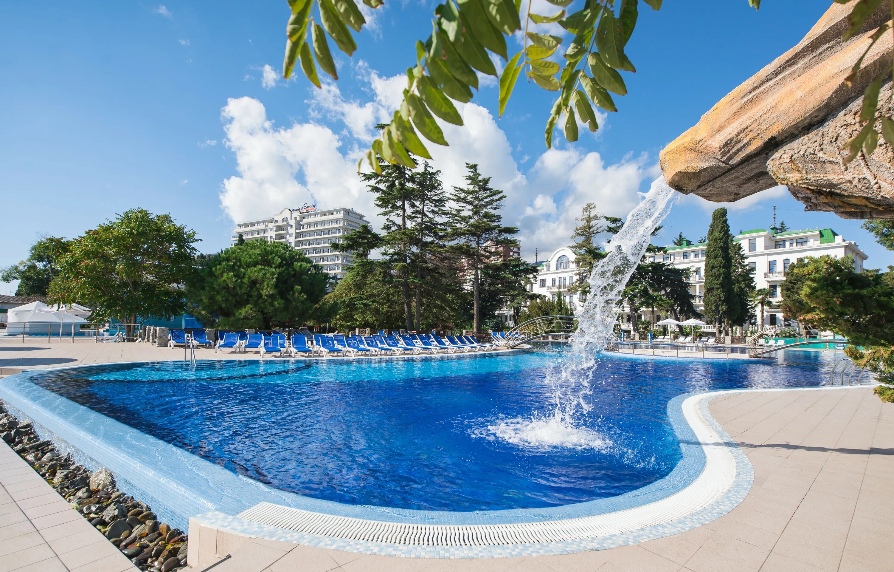 Ривьера санрайз алушта цена. Ривьера Санрайз Крым Алушта. Отель Riviera Sunrise Resort & Spa 5*. Отель Ривьера Санрайз Алушта. Ривьера Санрайз Алушта пляж.