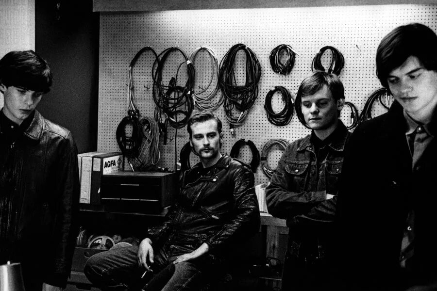 Йен кертис фильм контроль. Контроль фильм джой дивижн. Joy division фильм. Nintendo switch лого. Виктор цой и joy division.