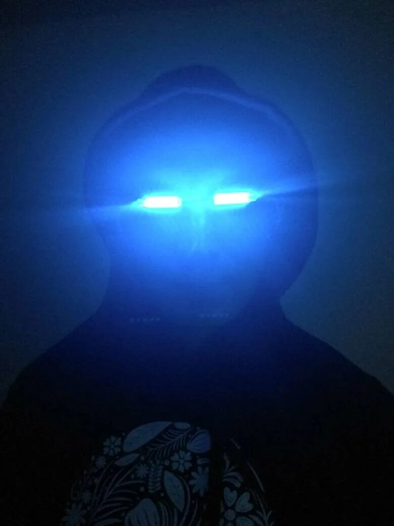 Эффект светящихся глаз. Светящийся глаз. Магический глаз. Люминесцентные глаза. Разноцветные линзы.