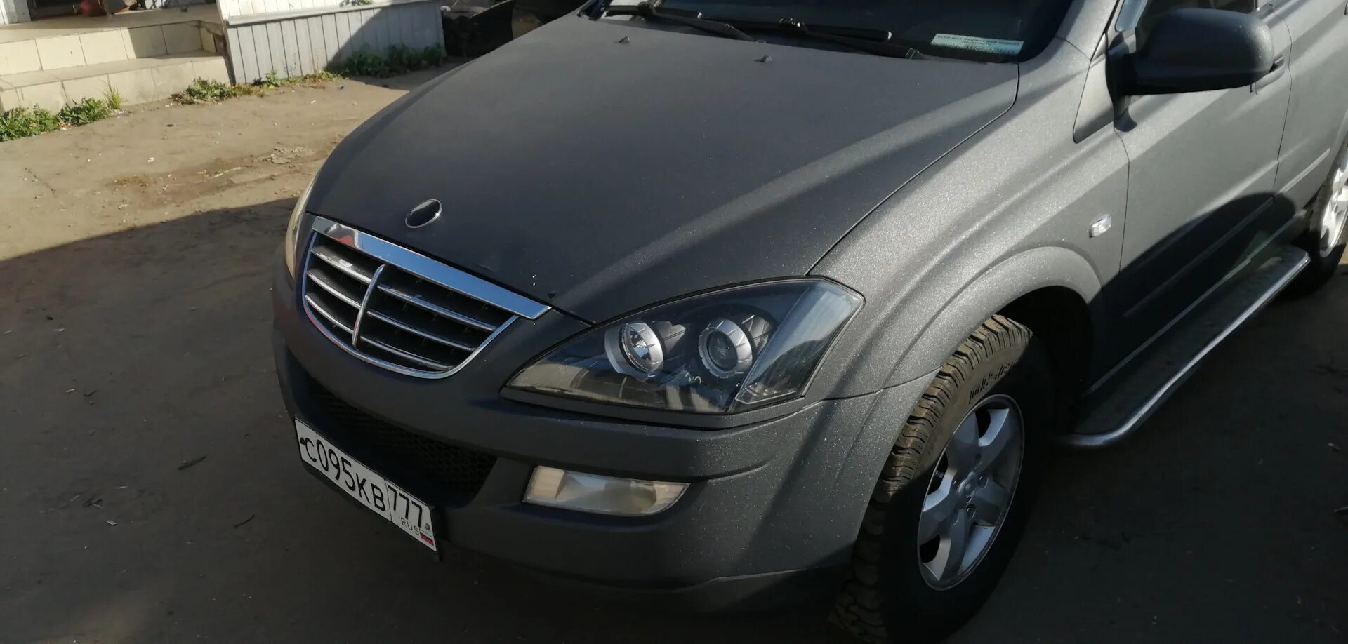 Фары ссангйонг кайрон. Ssangyong kyron 2012 раптор. фара ssangyong kyron. чёрные фары на кайрон. kyron фары в черный.