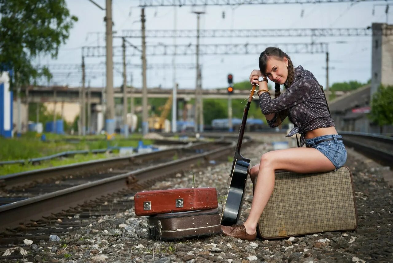 Женщины на железной дороге. Фотосессия на железной дороге. Фотосессия с чемоданом на рельсах. Женщина с чемоданами на вокзале.