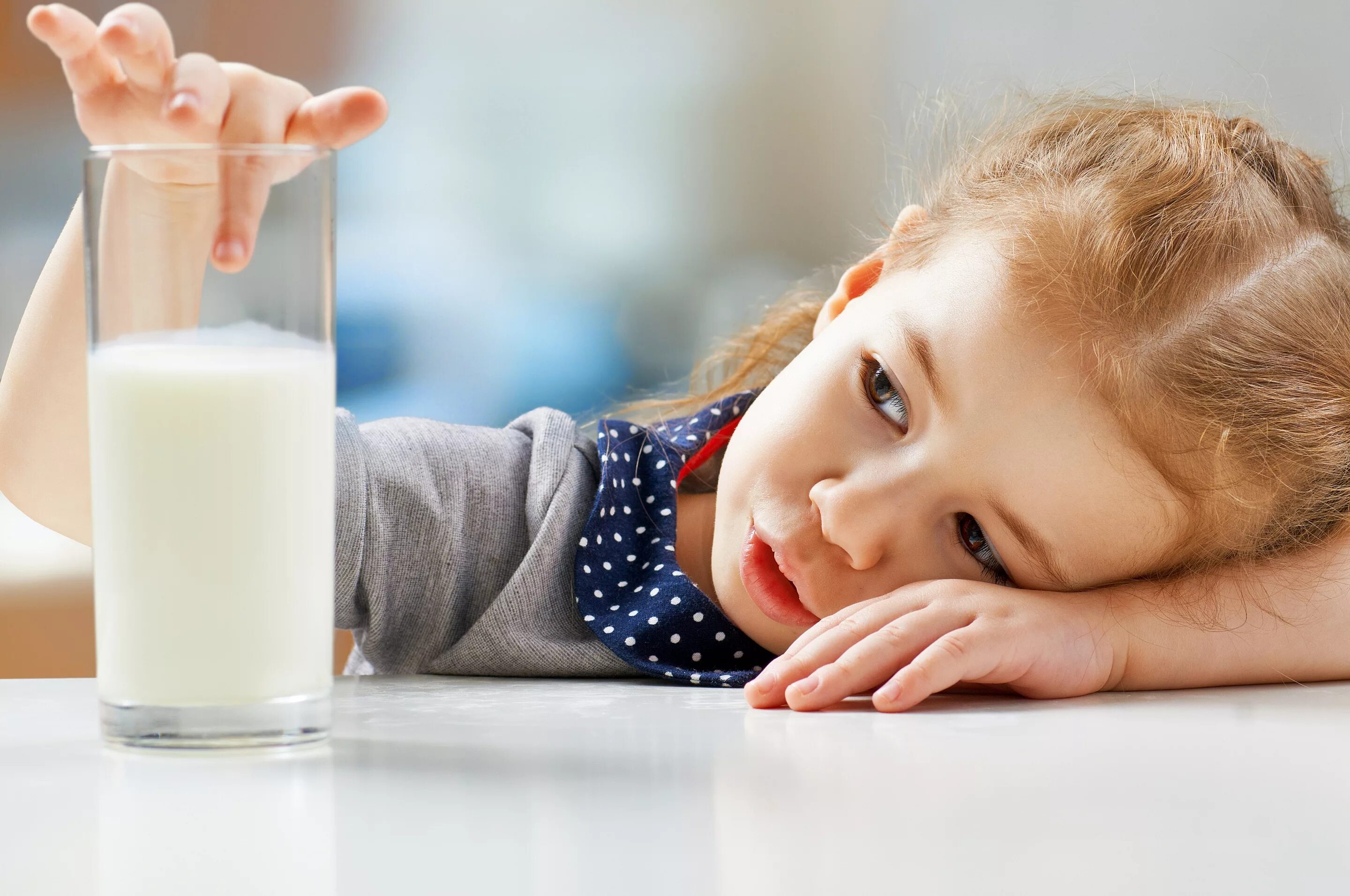 Молоко для детей. Молочные продукты для детей. Ребенок пьет молоко. Ребенок пьет кефир. Невкусное молоко