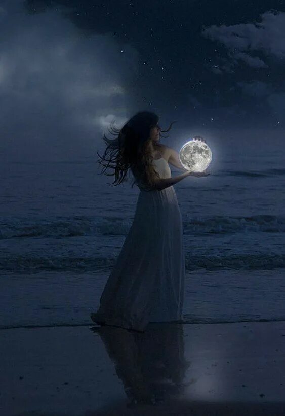 Ночные грезы. Ночь луна девушка. Девушка у моря фэнтези. Одетая в лунный свет. Полная луна девушка.