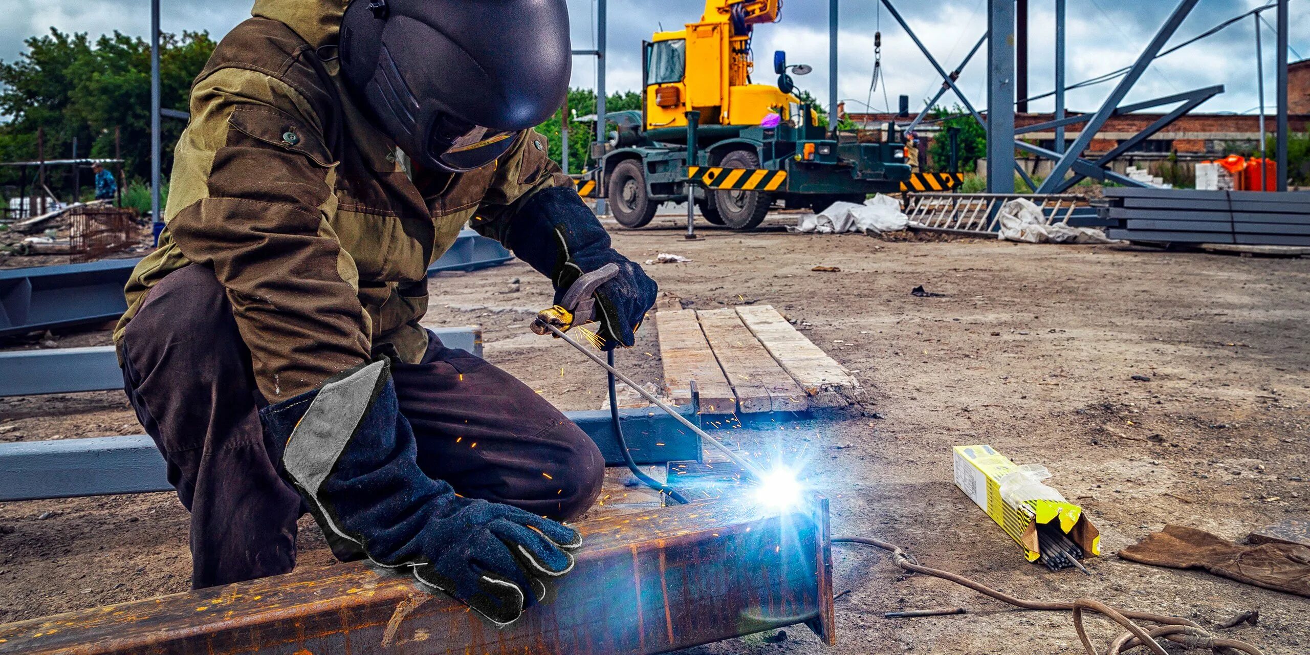 услуги сварщика. сварщик. электросварка металлоконструкций. сварка металлоконструкций. электросварщик ручной сварки.