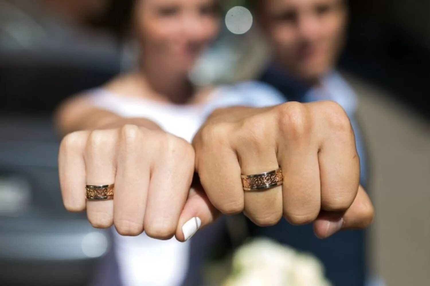 Кольцо брак на какой руке. Обручальные кольца на руках. Обручальное кольцо на пальце. Мужские обручальные кольца на руке. Необычные Свадебные кольца.