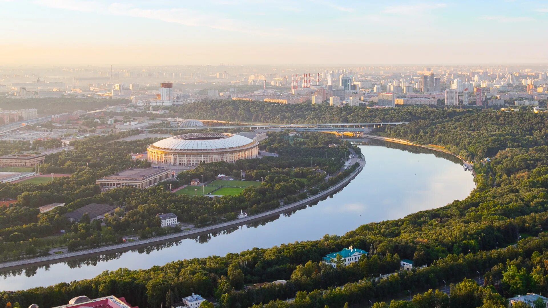 Воробьевы горы москва площадка. Парк Воробьевы горы Москва. Воробьевы горы Лужники смотровая площадка. Воробьевы в Москве Воробьевы горы. Стадион Лужники со смотровой площадки на Воробьевых горах.