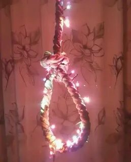 Виселица из гирлянды