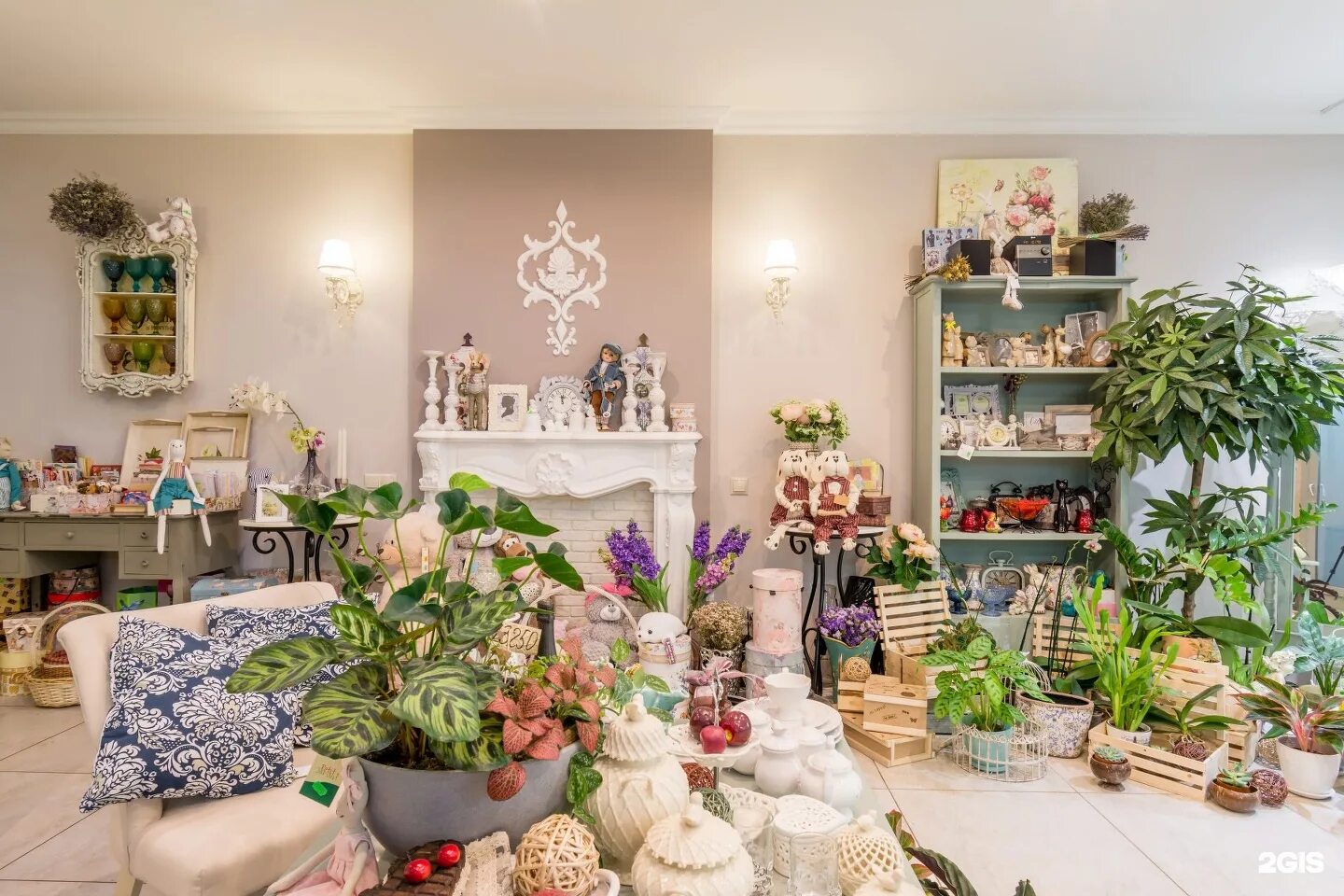 интерьер цветочного магазина. салон цветов интерьер. декор цветочного магазина. садовый интерьер. цветочный магазин дома.