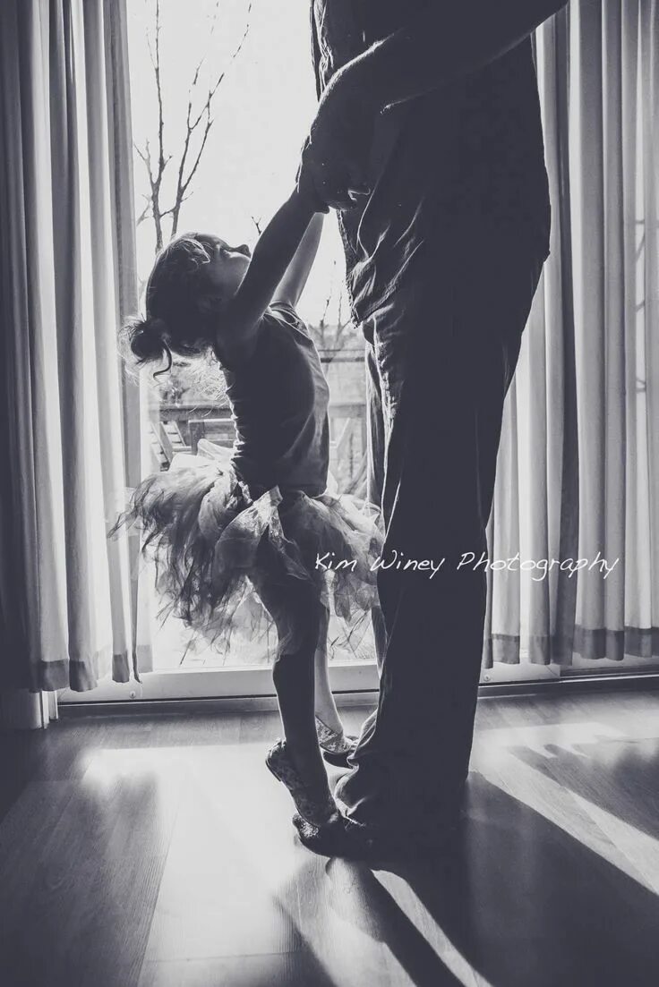 Dancing daddy. Папа с дочкой со спины. Фотосессия отец и дочь. Любовь отца к дочери. Папа с дочкой чб.