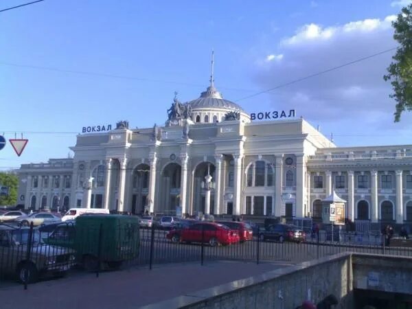 Одесский жд вокзал внутри. Жд одесса. Жд вокзал одесса внутри. Жд вокзал одесса. Жд станция одесса.