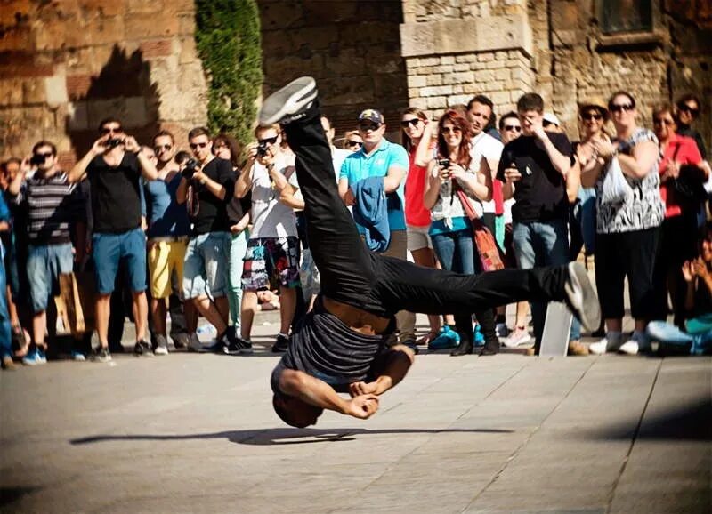 Песни танцы на улице. Американские брейк дансеры. Bboy 1990. Уличные танцы. Брейк на улице.