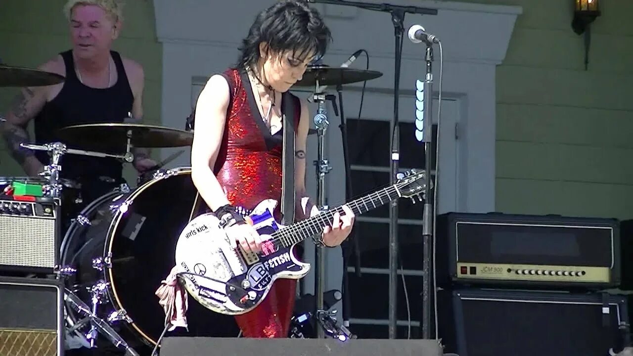Joan jett i hate myself. Джоан Джетт i hate myself. Джоан Джетт i hate myself for loving you. Joan Jett the Blackhearts. Joan Jett 1990.