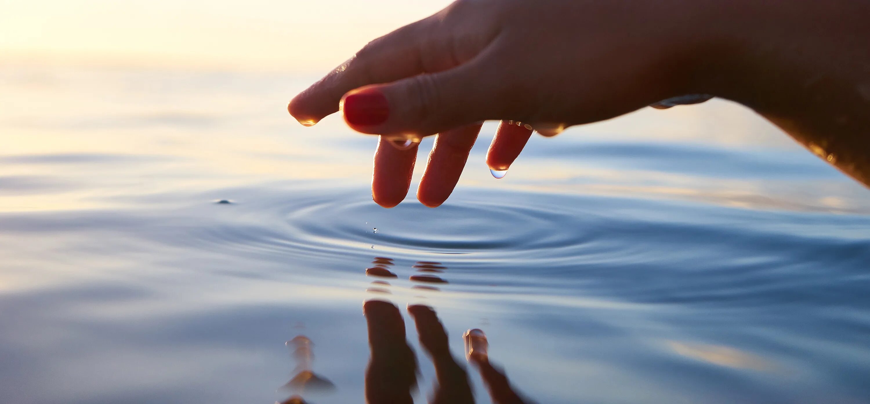 Он и она вода текст. Вода в руках. Прикосновение к воде. Коснуться воды. Рука прикасается к воде.