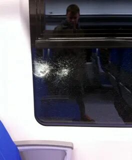 Разбитое стекло в метро