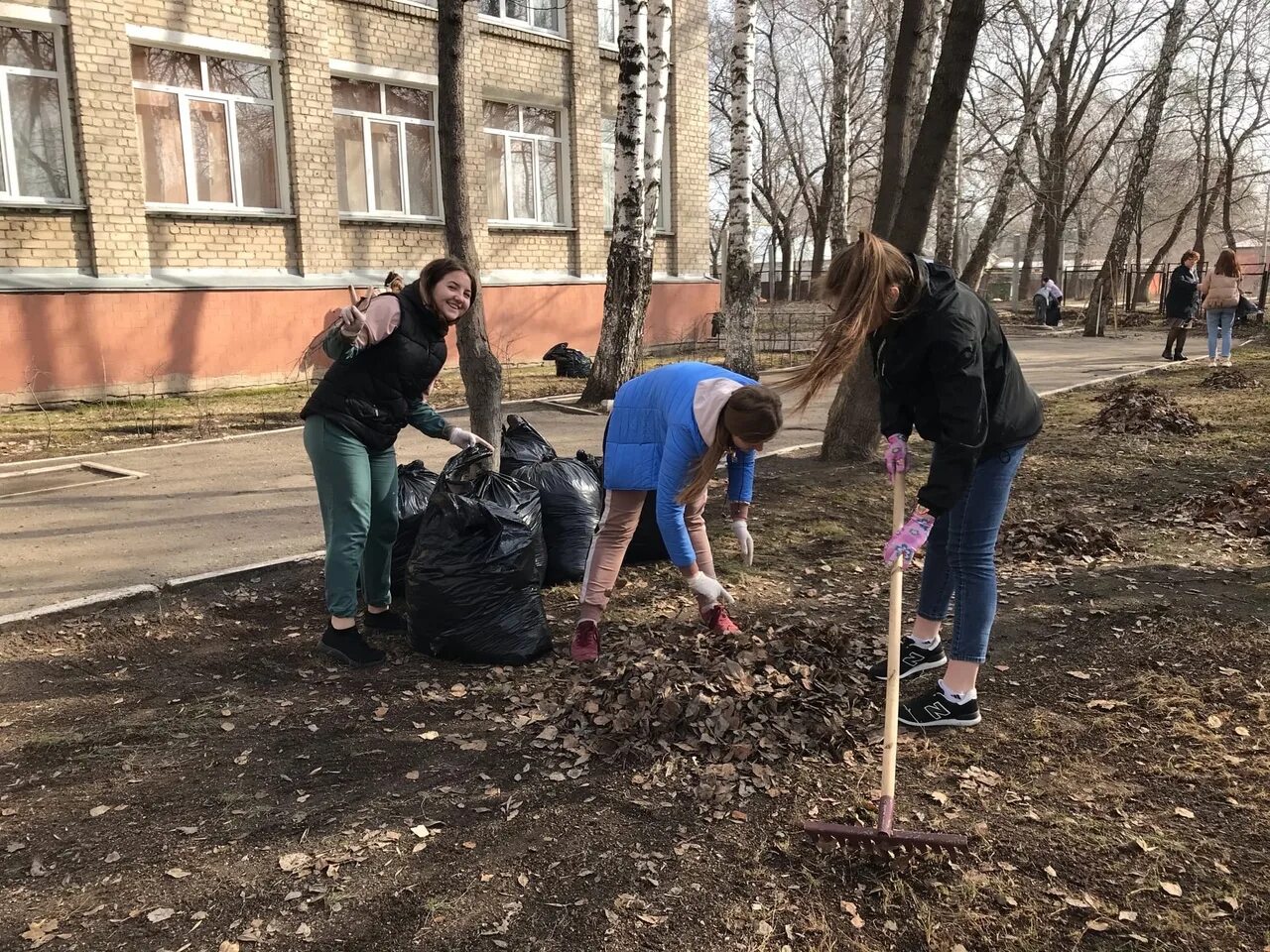 Субботник в выходной день законно ли. Субботник. Субботник в колледже. Группа субботник. Субботник школьников.