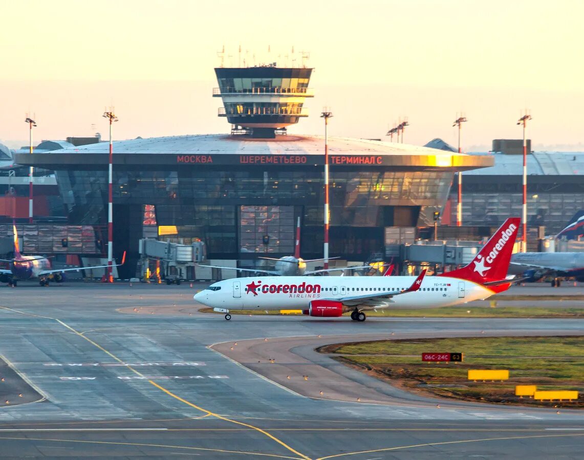 Аэропорт Шереметьево Corendon Airlines. Катар Эйрлайнс в Шереметьево. Corendon Airlines самолеты. Самолет и аэропорт. Вылеты анталия шереметьево