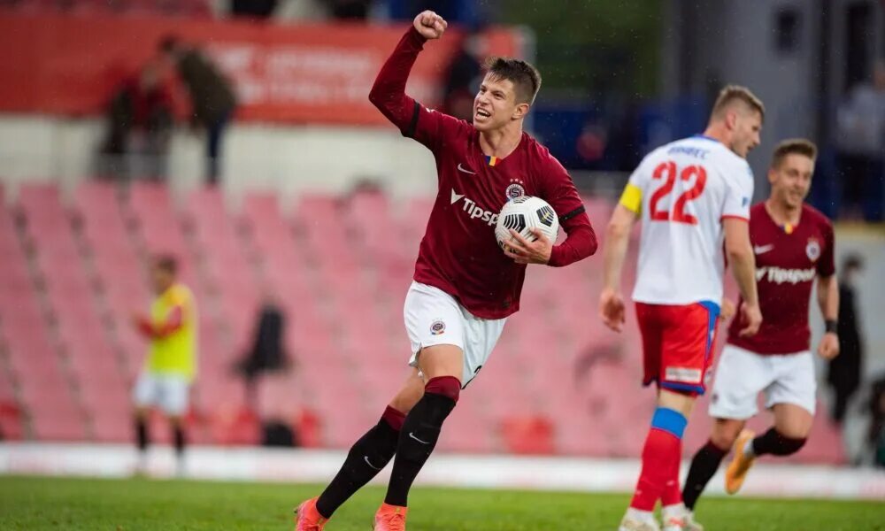 Игорь акинфеев 2022. Россия-англия 2-1 2007. Американский футбол стадион и зрители. Обои футбол. Premier league football.