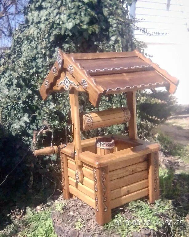Деревянный колодец декоративный. Деревянный колодец. Колодец из дерева. Декоративный русский колодец. Деревянные колодцы для сада.
