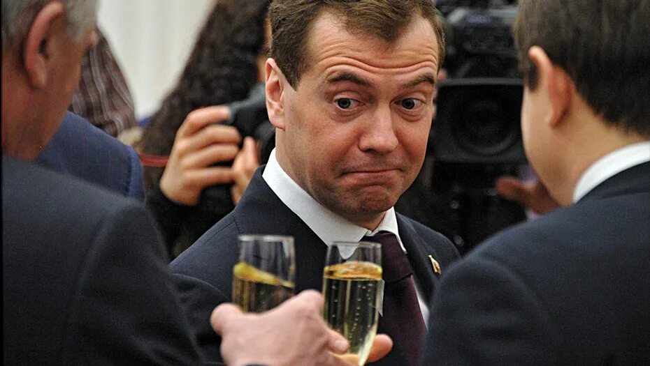 Где найти политиков. Медведев Берлускони Саркози. Димон Медведев.