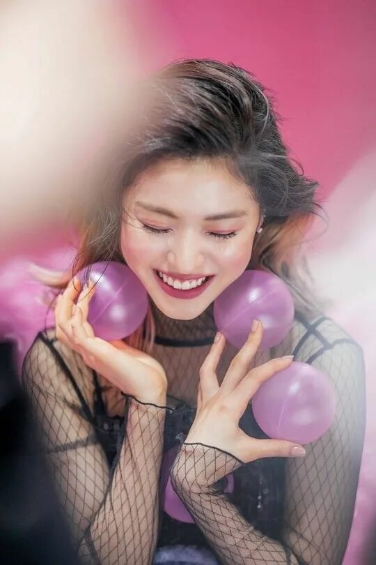 Itzy mirror. Твайс рюджин. itzy ryujin and chaeryeong. фотосессии itzy cosmopolitan. лия itzy космополитан.