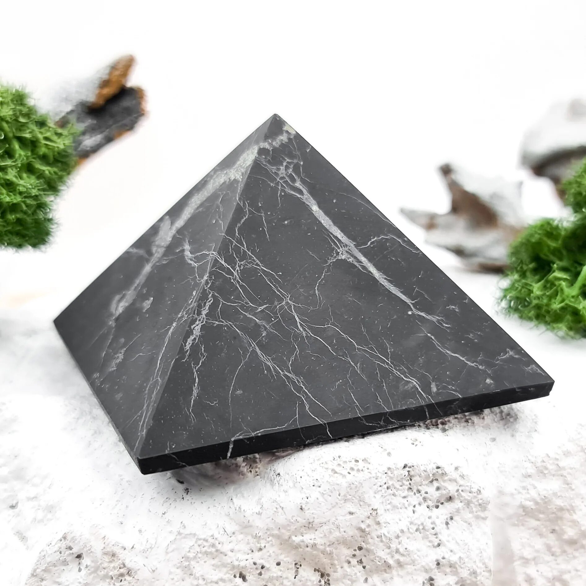 Шунгит пирамида. Шунгит пирамида. Пирамида из кварца 13х13см. Пирамидка из шунгита. Пирамида шунгит 60мм.