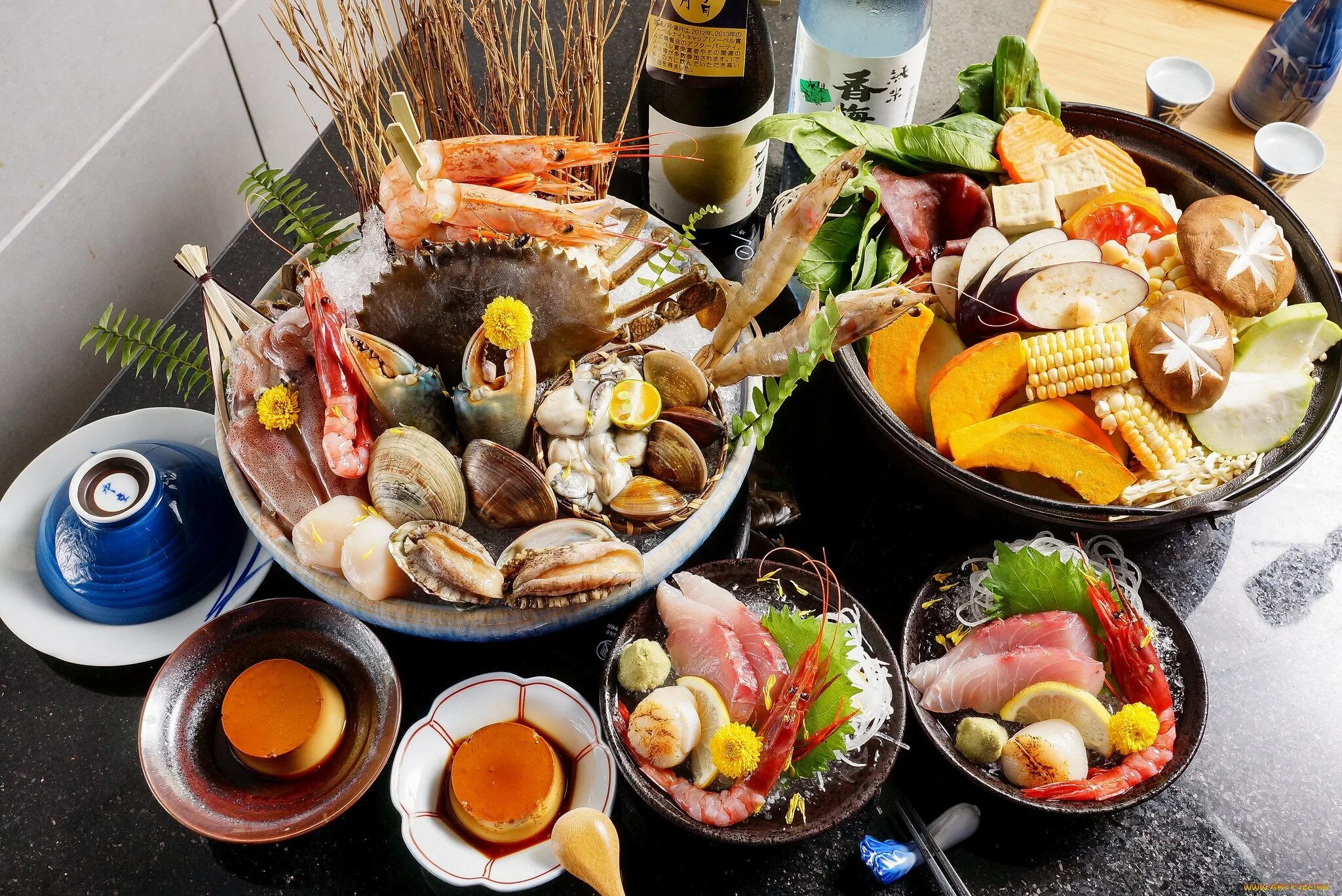 Праздничный стол с морепродуктами. Морепродукты на праздничный стол. Стол из морепродуктов. Стол с едой. Морской стол блюда.