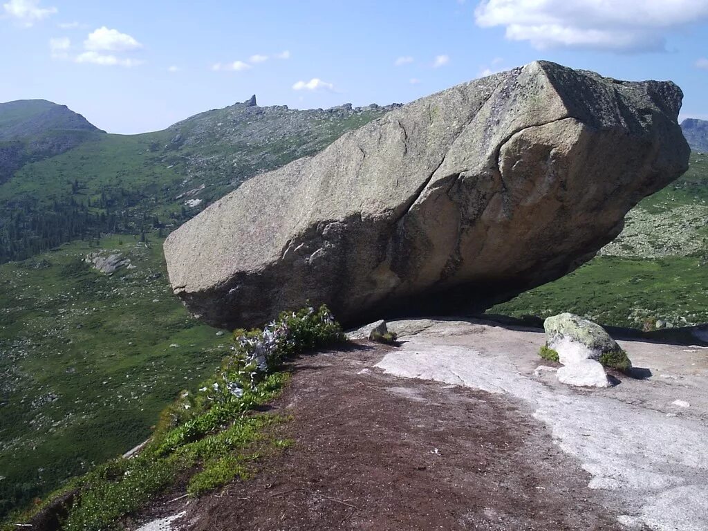 Ергаки Красноярский висячий камень. Висячий камень в Хакасии в Ергаки. Красноярские столбы Ергаки. Висячий камень Ергаки Красноярск. Камень красноярский край