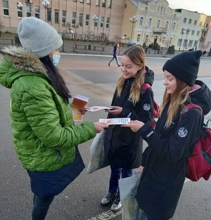 В школах детям раздают. Подросток раздает листовки. Дети раздают листовки. Несовершеннолетний раздает листовки. Волонтеры кукурузы.