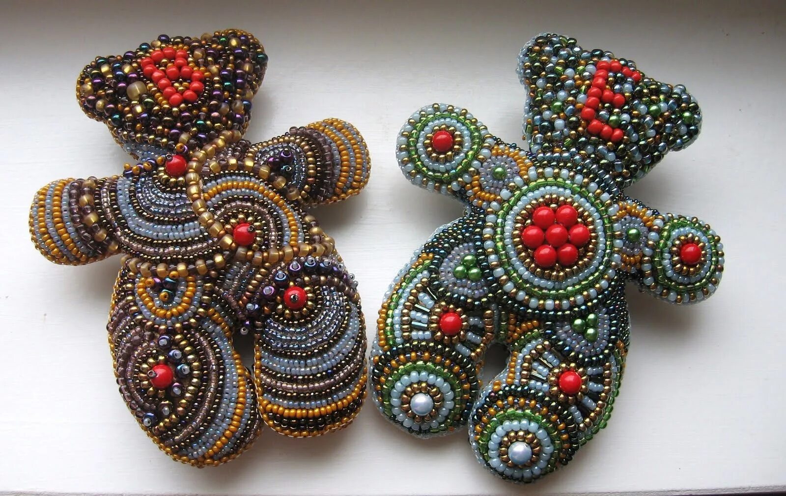 Что слепить из бисера. Поделки из бисера. Дельфин из бисера. Декоративное изделие в технике бисероплетения. Звери из бисера.