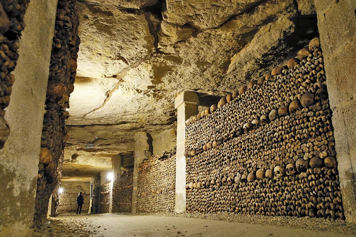 The catacombs of solaris revisited. Катакомбы Парижа (Catacombs of Paris), Франция. Оссуарий Париж катакомбы. Кости в катакомбах Парижа. Подземные катакомбы Парижа.