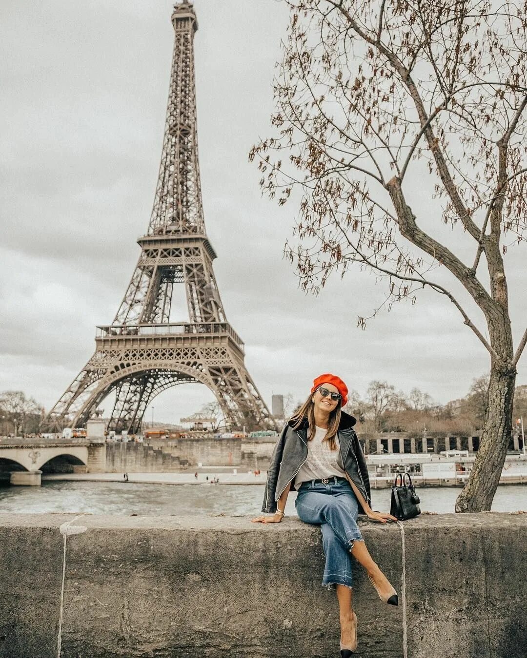 На фоне эльфелевой башни. Эйфелева башня в Париже. Фон Париж Эйфелева башня. Ялта эльфелева башня. Фотосессия в парижском стиле.