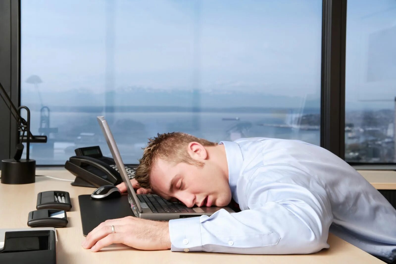 Устал прилег. Уснул на рабочем месте. Уставший человек в офисе.