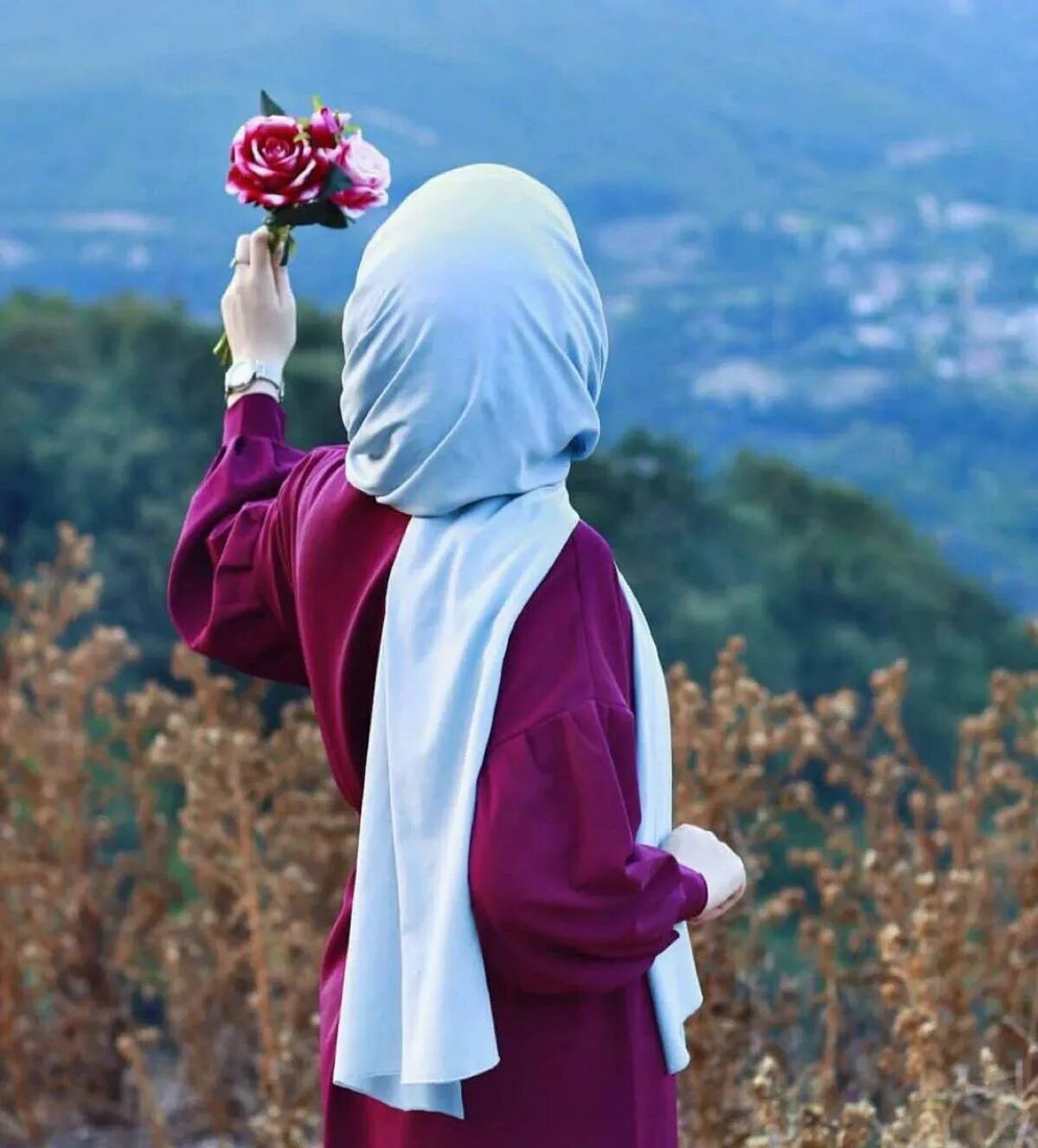 Лучшие качества мусульманина. Девочки в хиджабе с цветами. Девушка мусульманка. Девушка в платке. Мусульманка в платке.