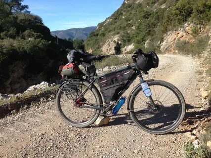 Vélo de bikepacking avec sacoches Revelate Design. 