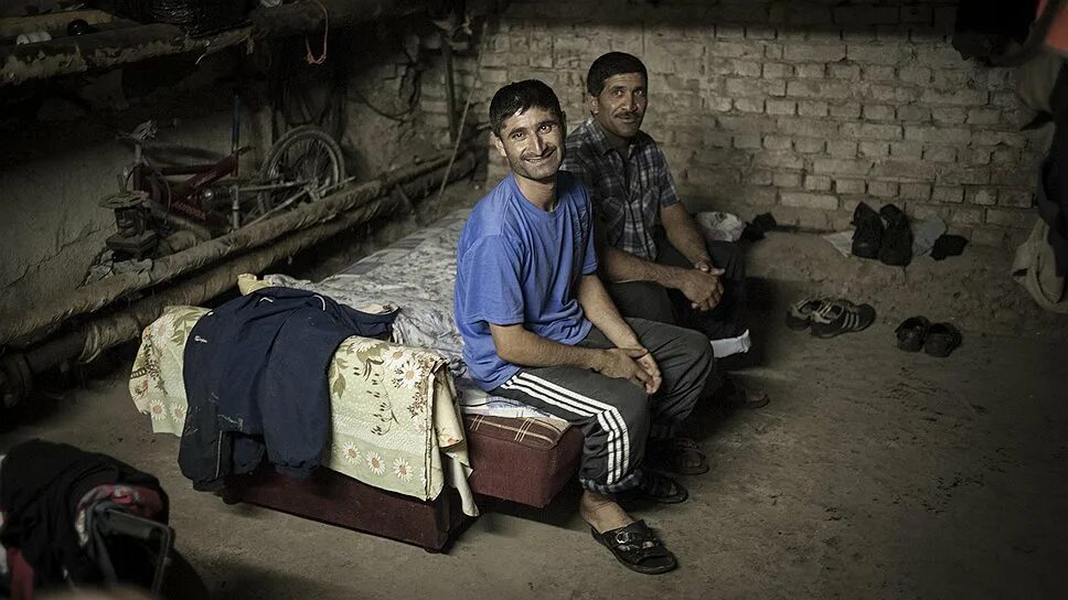 Фото спящих узбеков. Общежитие гастарбайтеров. Таджики гастарбайтеры.