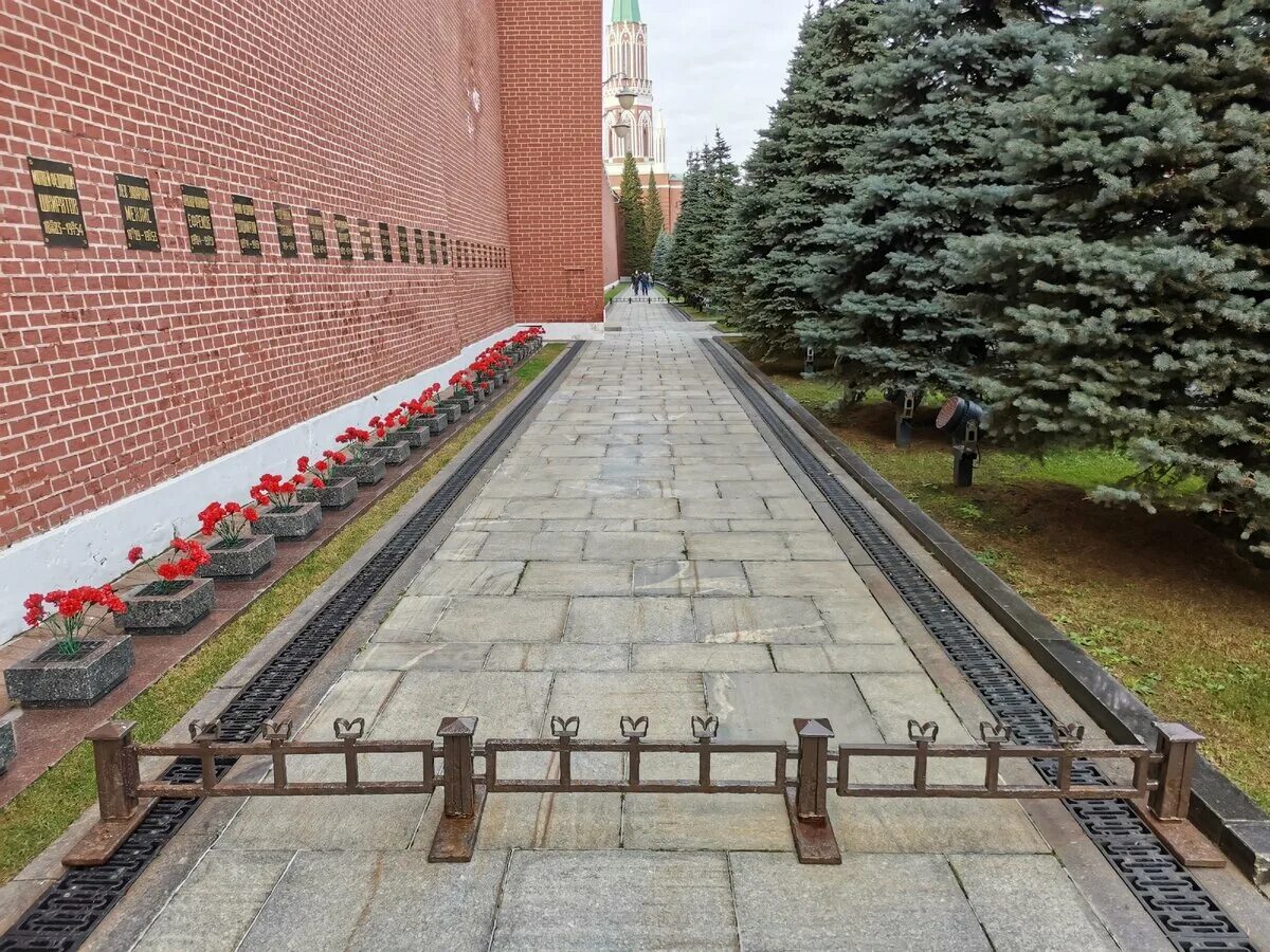 Колумбарий в кремлевской стене. Колумбарий в Москве в кремлевской стене. Некрополь у кремлёвской стены. Некрополь у кремлёвской стены могила.