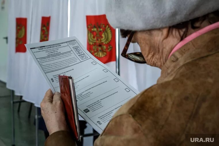 Как голосуют на своих. Бабушки на выборах. Бабки на выборах. Бабушки выборы в РФ. Единый день голосования 2022.