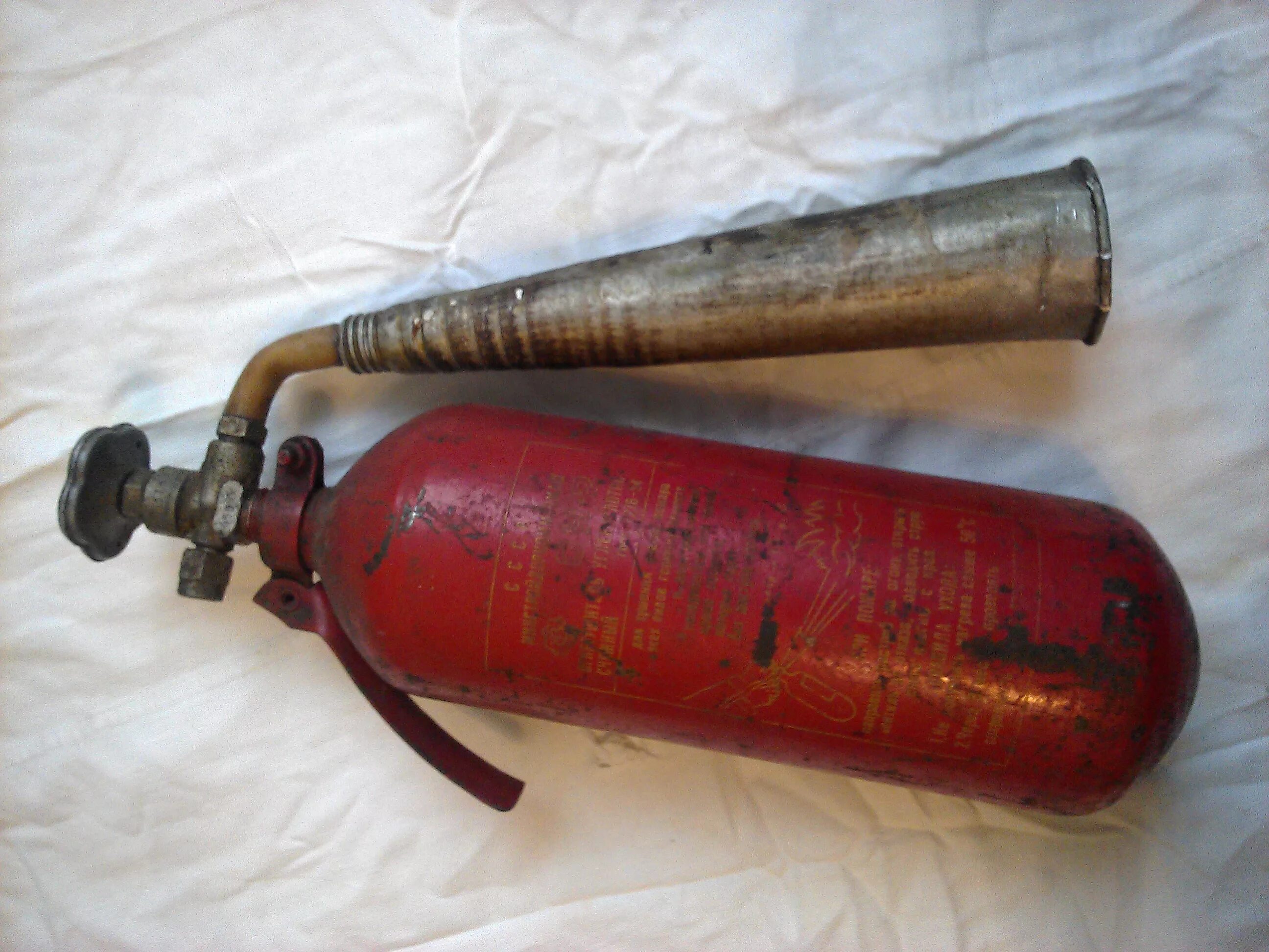 углекислотный огнетушитель с манометром. ретро огнетушитель. старинный огнетушитель. старый советский огнетушитель. старинный огнетушитель.