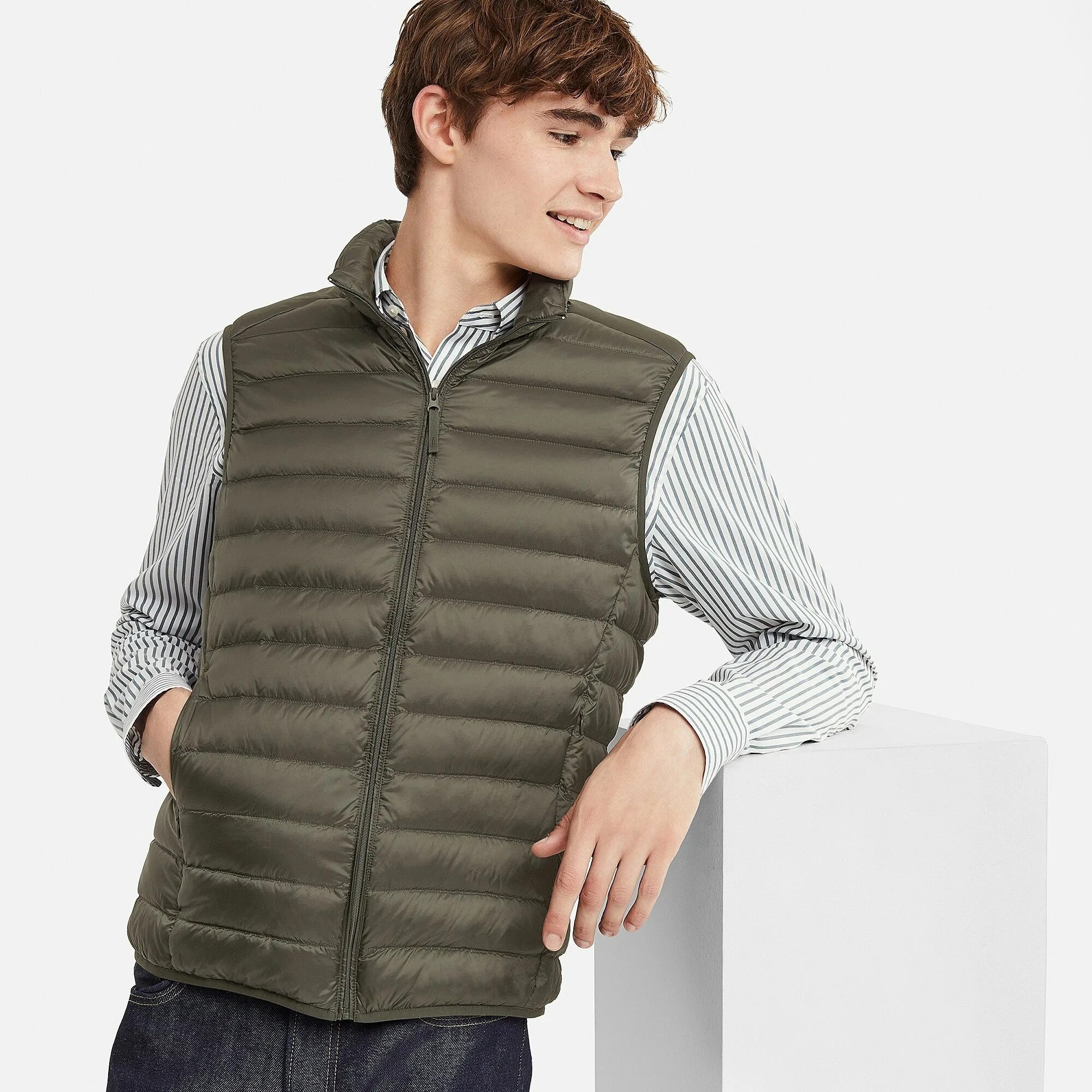 Uniqlo жилет мужской. Пуховый жилет юникло. Жилет пуховый uniqlo мужской. Жилет мужской uniqlo ultra light down. Жилет пуховый uniqlo мужской.