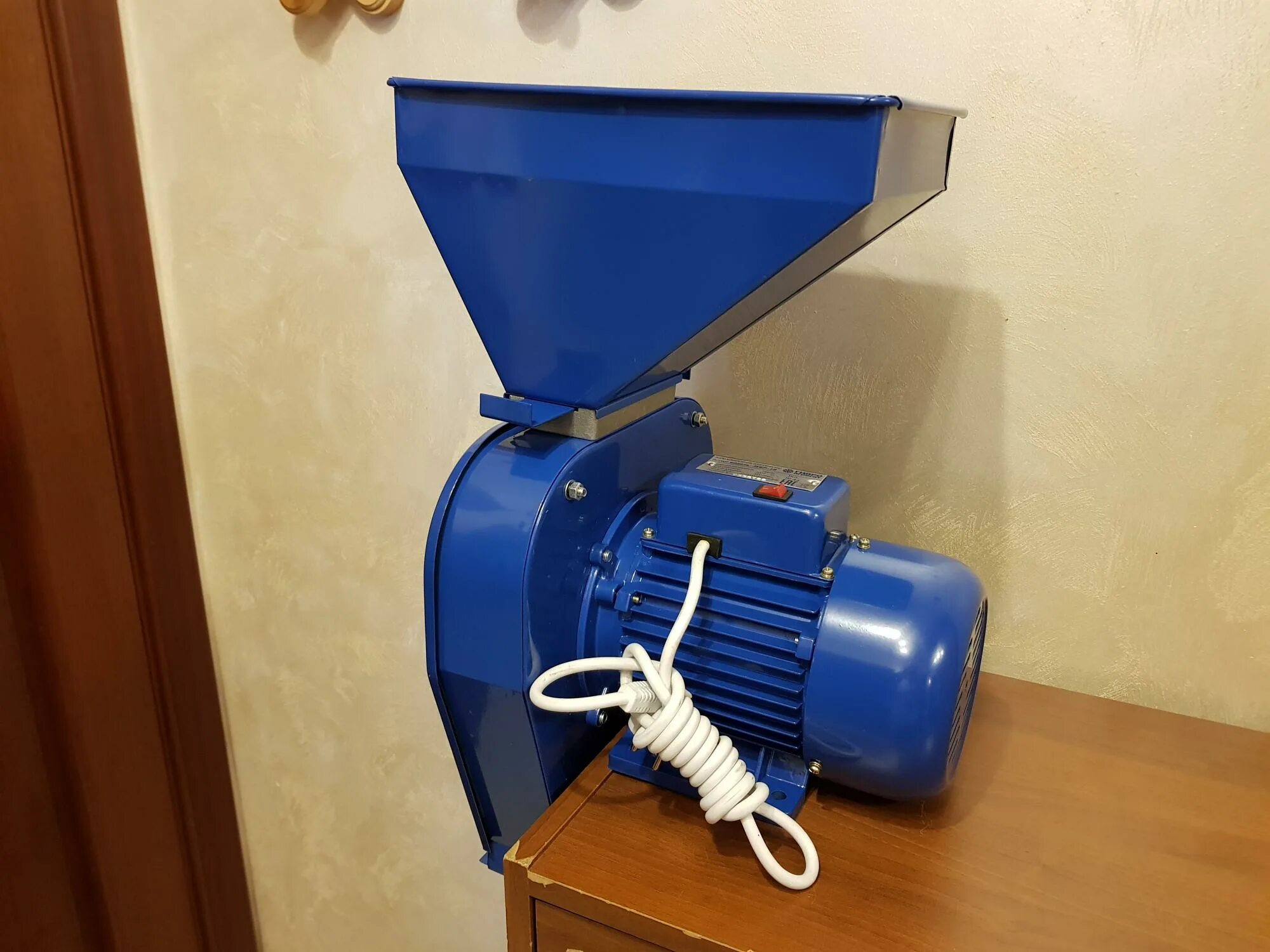 зернодробилка для домашнего хозяйства. кормоизмельчитель зубр-2с. зернодробилка электрическая izkb-3500. измельчитель зерна фермер изэ- 05 170 кг. зернодробилка зубр 2.