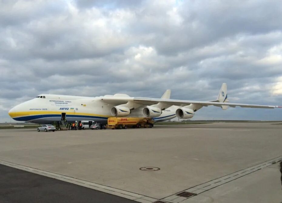 Самый большой самолет в мире. Лейпциг аэропорт АН 225. Мрия АН 225 В Хабаровске. АН-225 «Мрия» в Лейпциге. Аэропорт Актау АН 225 Мрия.