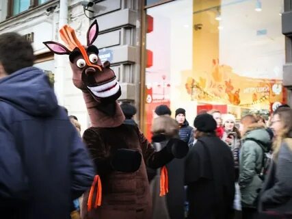 Люди в костюмах в питере