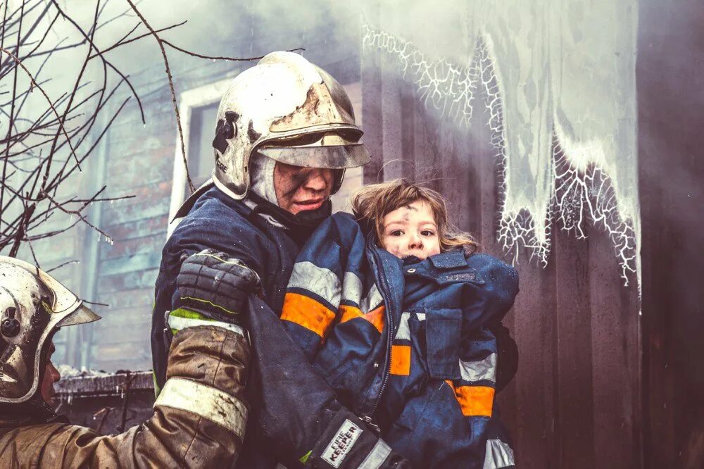 Пожарный спасает ребенка. Дети спасатели. Для детей. Пожарные. Спасение детей из пожара. Пожарный выносит