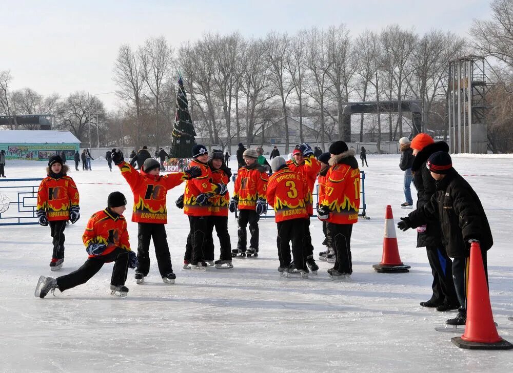 Крытый каток химик кемерово. Каток шахтер кемерово. Каток в киселевске стадион шахтер. Каток шахтер. Шахтер каток караганда открытие 2022.
