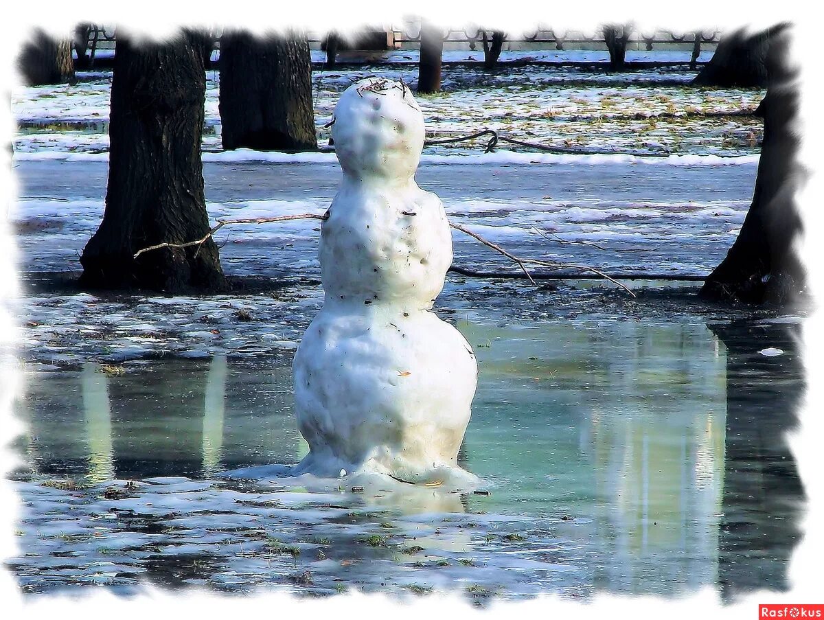 снеговик тает. снеговик тает. снеговик весной. нарисованный тающий снеговик. тающий снеговик.