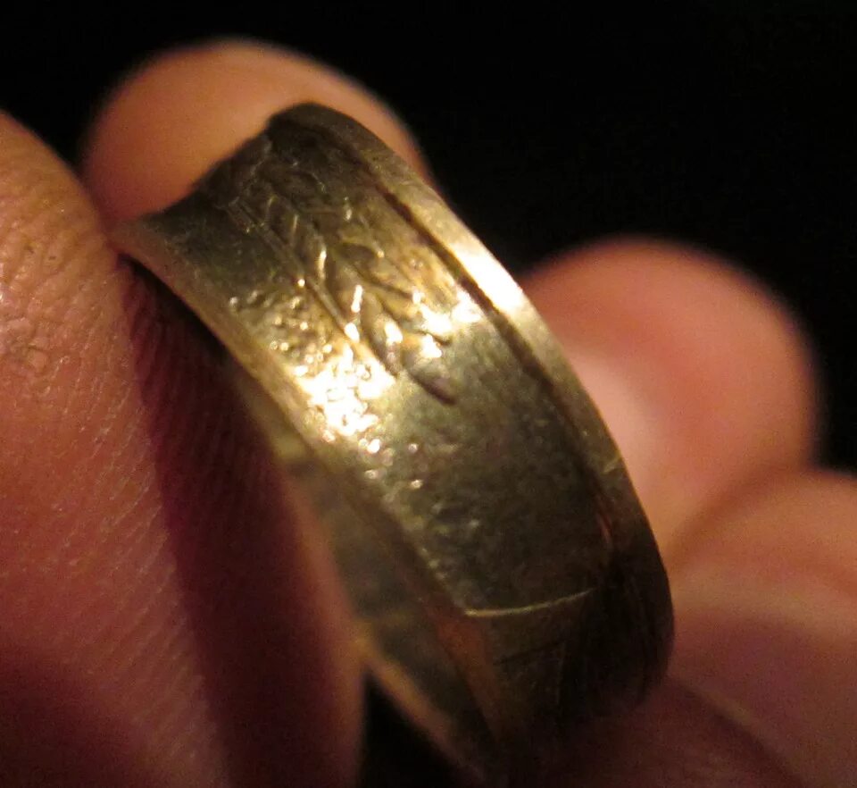 Из какого металла сделаны кольца. Перстень из монеты. Самодельное кольцо из монеты. Кольцо из монетки. Кольцо из монеты 10 рублей.